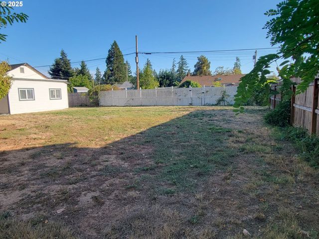 129 N P St, Cottage Grove, OR 97424