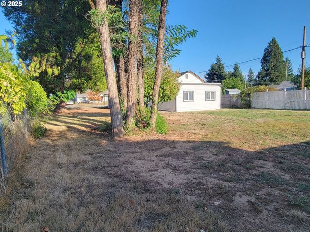 129 N P St, Cottage Grove, OR 97424