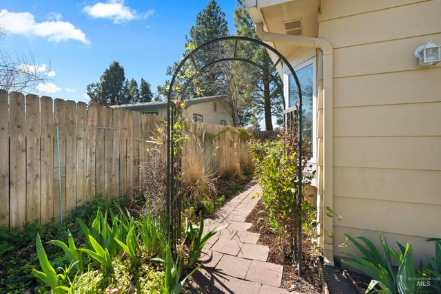 3718 N Cabarton Ln, Boise, ID 83704