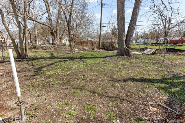 19800 Oakfield Street, Detroit, MI 48235