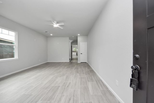 303 S Utah Street, La Porte, TX 77571