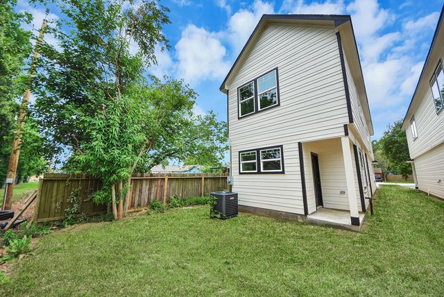 303 S Utah Street, La Porte, TX 77571