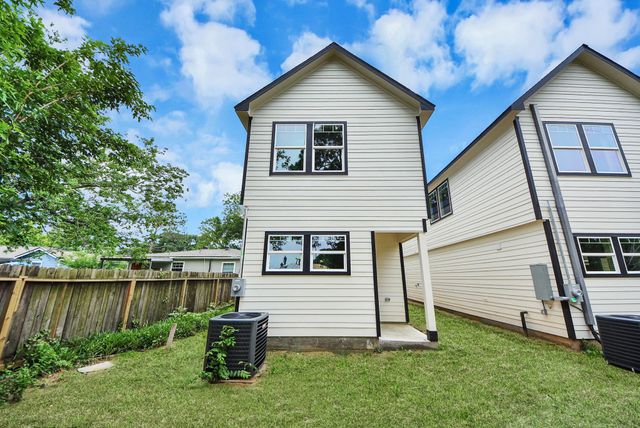 303 S Utah Street, La Porte, TX 77571