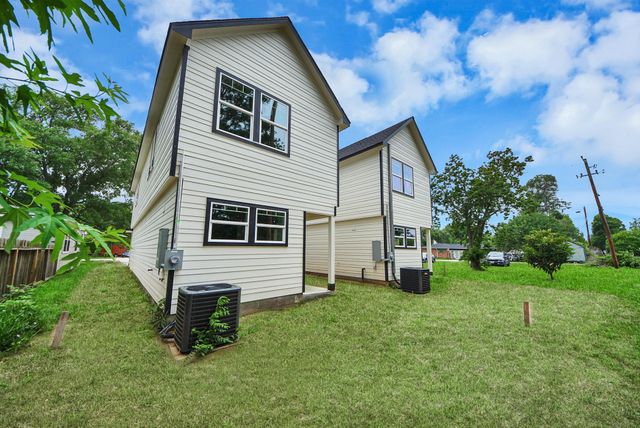 303 S Utah Street, La Porte, TX 77571