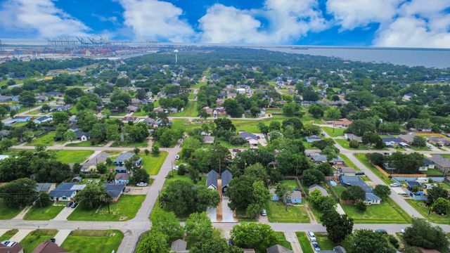 303 S Utah Street, La Porte, TX 77571