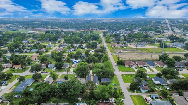 303 S Utah Street, La Porte, TX 77571