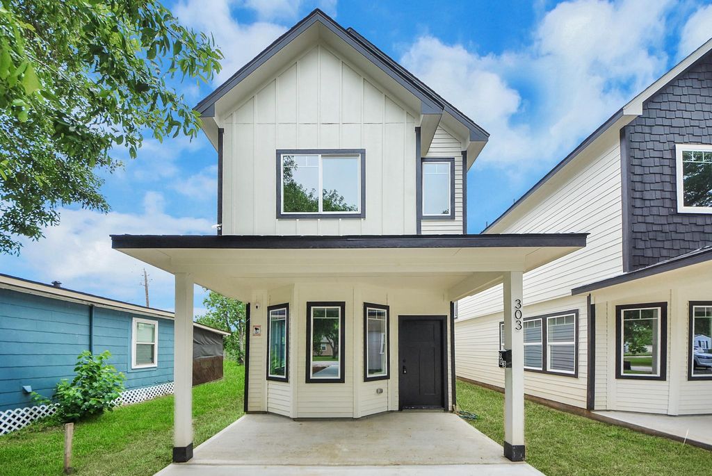 303 S Utah Street, La Porte, TX 77571