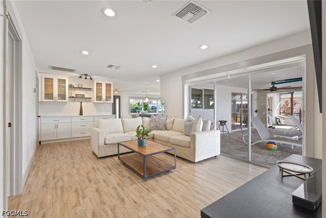 2232 SE 27th ST, Cape Coral, FL 33904