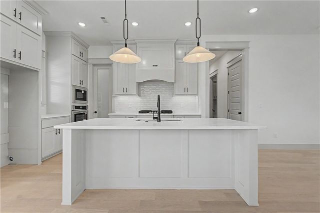 6802 SW Orange Avenue, Bentonville, AR 72713