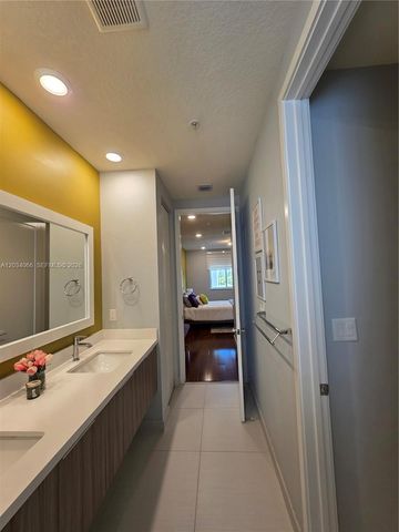 10222 NW 64th Way 302, Doral, FL 33178