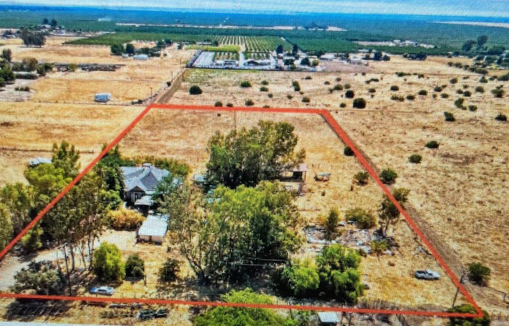 Image 13 of property listing at 15677 Betters Road, Madera, CA 93638