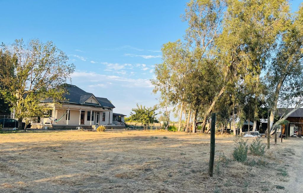 Image 7 of property listing at 15677 Betters Road, Madera, CA 93638