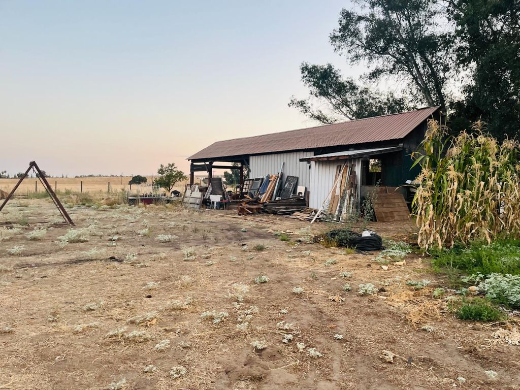 Image 8 of property listing at 15677 Betters Road, Madera, CA 93638