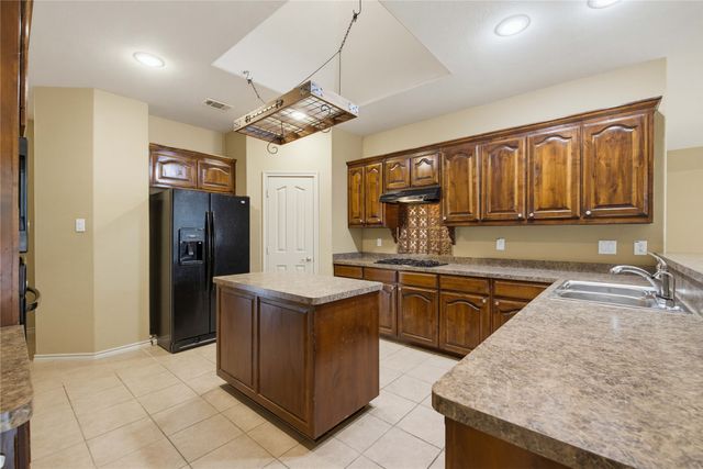 11 Beechcreek Drive, Edgecliff Village, TX 76134