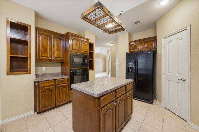 11 Beechcreek Drive, Edgecliff Village, TX 76134