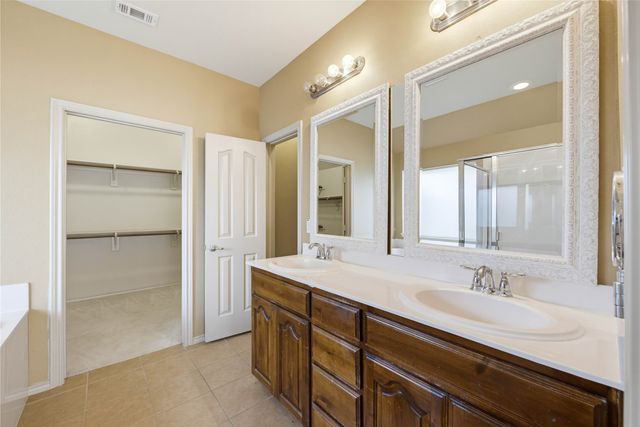 11 Beechcreek Drive, Edgecliff Village, TX 76134