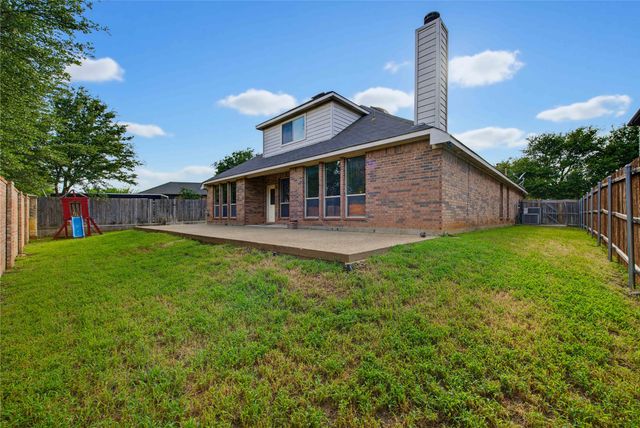 11 Beechcreek Drive, Edgecliff Village, TX 76134