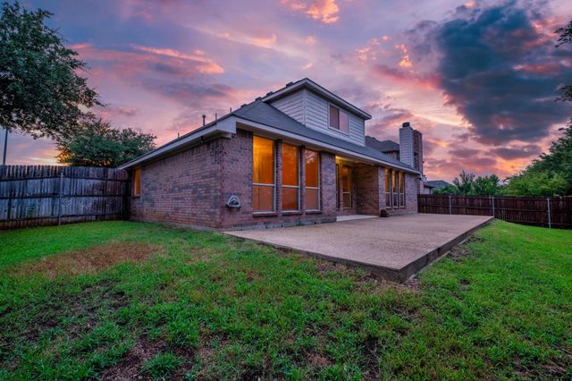 11 Beechcreek Drive, Edgecliff Village, TX 76134