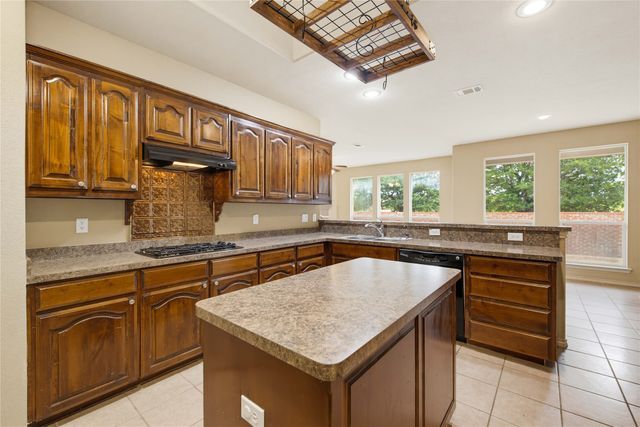 11 Beechcreek Drive, Edgecliff Village, TX 76134