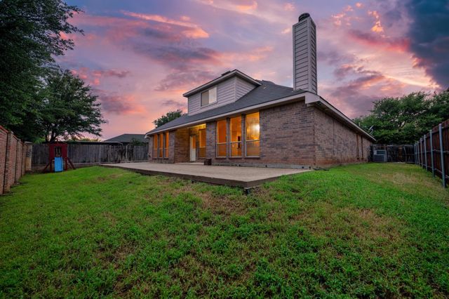 11 Beechcreek Drive, Edgecliff Village, TX 76134