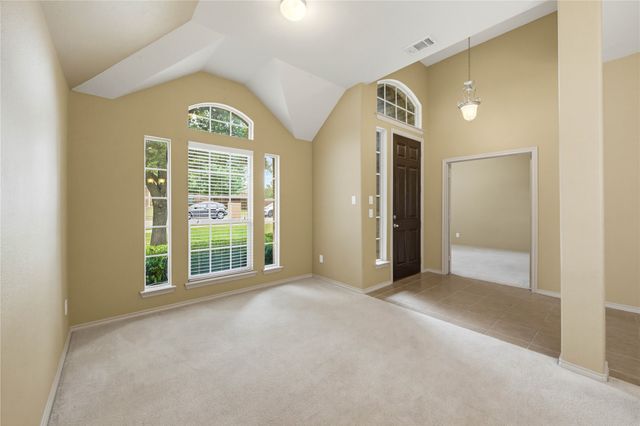 11 Beechcreek Drive, Edgecliff Village, TX 76134