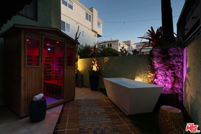 208 43rd Street, Manhattan Beach, CA 90266