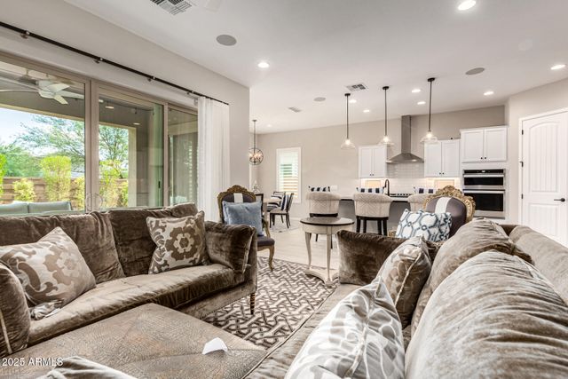 2831 E LOS GATOS Drive, Phoenix, AZ 85050