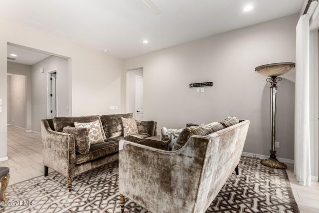 2831 E LOS GATOS Drive, Phoenix, AZ 85050