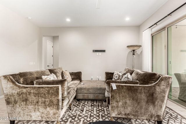 2831 E LOS GATOS Drive, Phoenix, AZ 85050