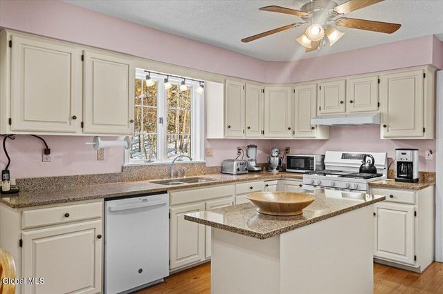 21 Fox Hollow Lane, Queensbury, NY 12804