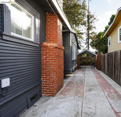 3221 Delaware St, Oakland, CA 94602