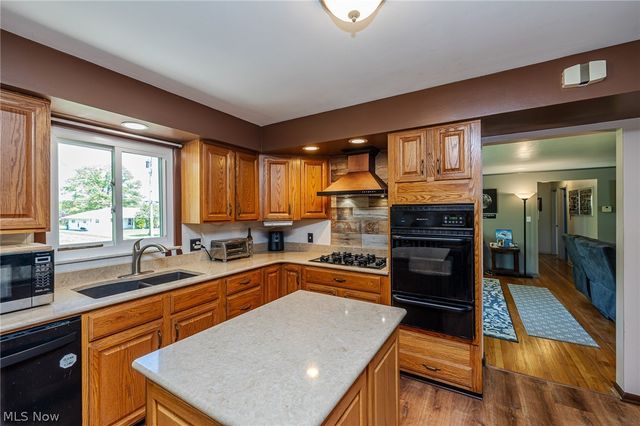 1055 Twilight Drive, Seven Hills, OH 44131