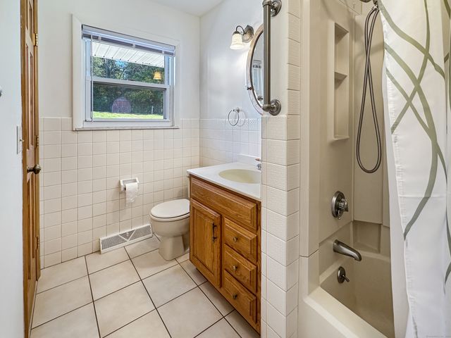 233 Oak Ridge Drive, Middletown, CT 06457