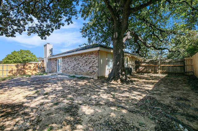 2114 Windhurst Drive, Arlington, TX 76015