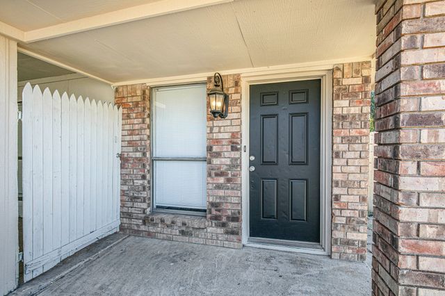 2114 Windhurst Drive, Arlington, TX 76015