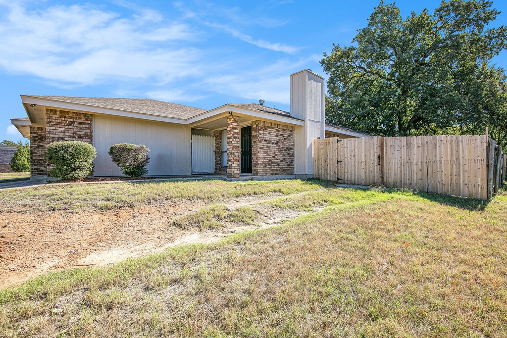 2114 Windhurst Drive, Arlington, TX 76015