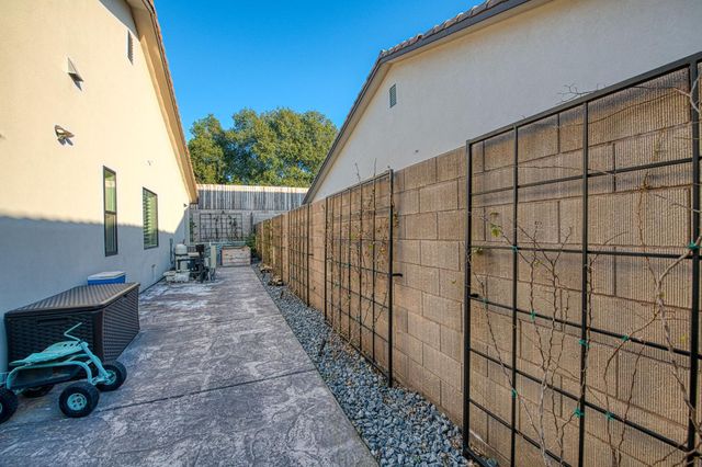 11132 N El Encanto Lane, Fresno, CA 93730