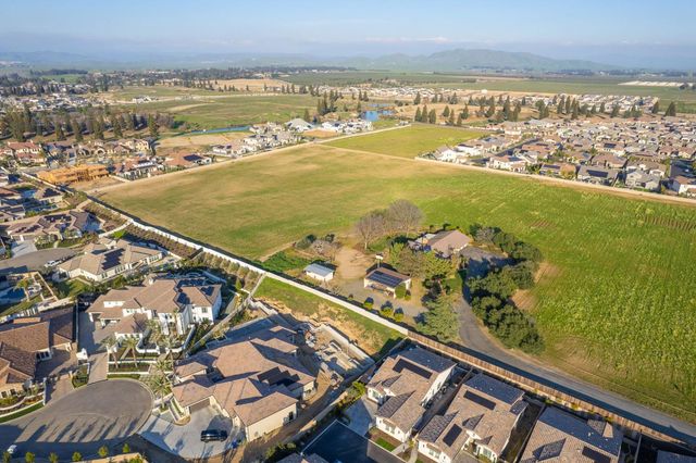 11132 N El Encanto Lane, Fresno, CA 93730