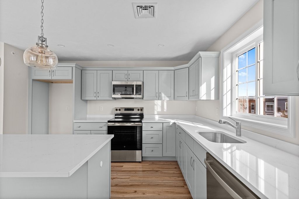 393-5 Court St 5, Plymouth, MA 02360
