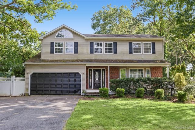 16 Jamaica Avenue, Holtsville, NY 11742