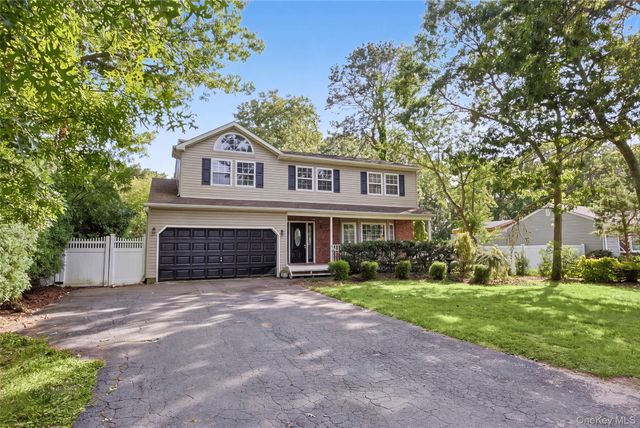 16 Jamaica Avenue, Holtsville, NY 11742