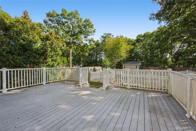 16 Jamaica Avenue, Holtsville, NY 11742