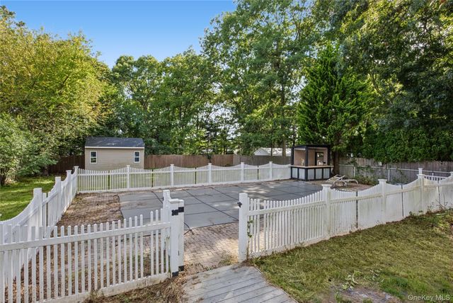 16 Jamaica Avenue, Holtsville, NY 11742