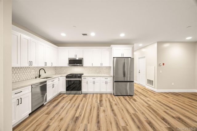 5 Jacqueline Way, North Babylon, NY 11703