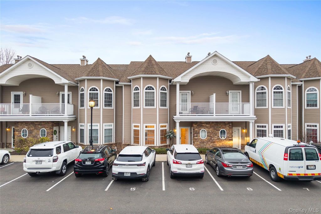 5 Jacqueline Way, North Babylon, NY 11703