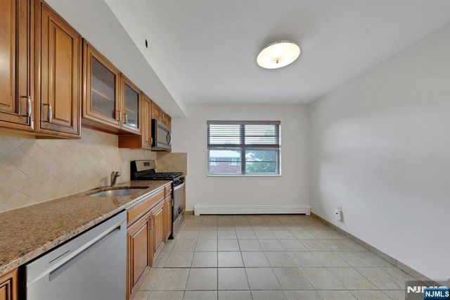 1527 10th Street, Fort Lee, NJ 07024