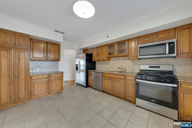 1527 10th Street, Fort Lee, NJ 07024