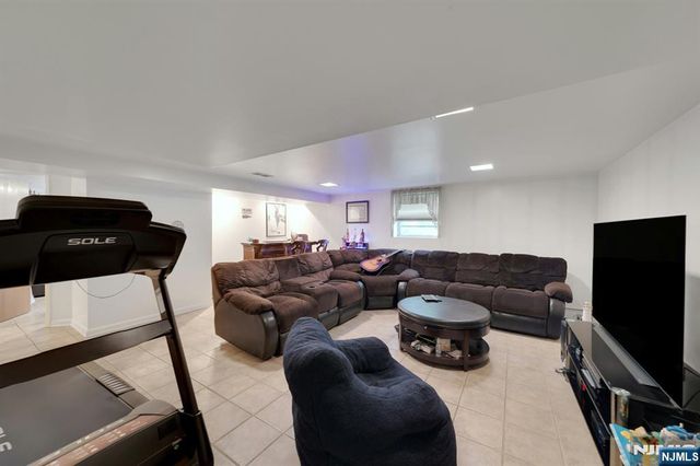 1527 10th Street, Fort Lee, NJ 07024
