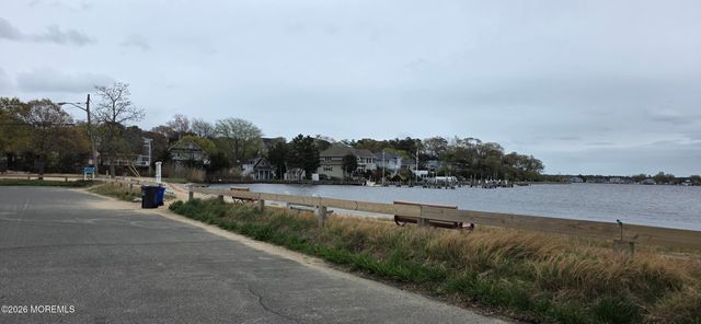 30 Gladney Avenue, Toms River, NJ 08753