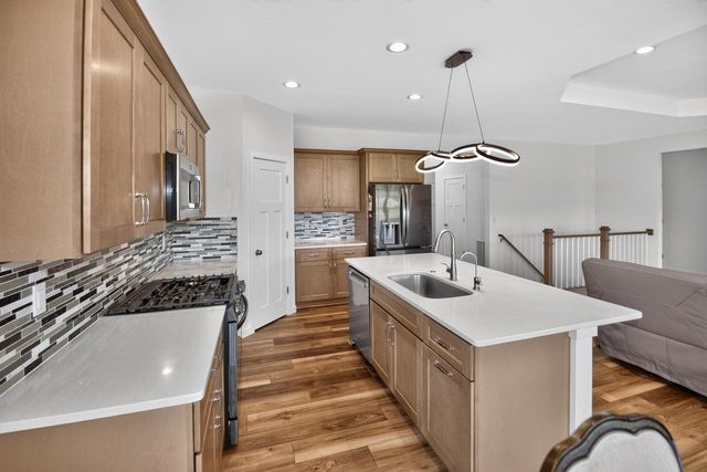 9391 S Parkside LANE, Franklin, WI 53132